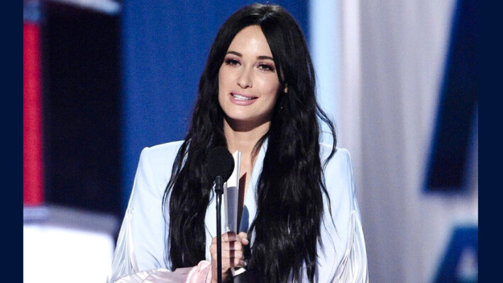 Kacey Musgraves acepta el premio a la artista femenina del año en la 54 edición de los Premios de la Academia de Música Country en Las Vegas el 7 de abril de 2019. (Chris Pizzello/Invision/AP).