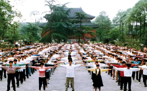 Practicantes de Falun Gong en Chengdu, provincia china de Sichuan, antes de que comenzara la persecución en 1999. (minghui.org)