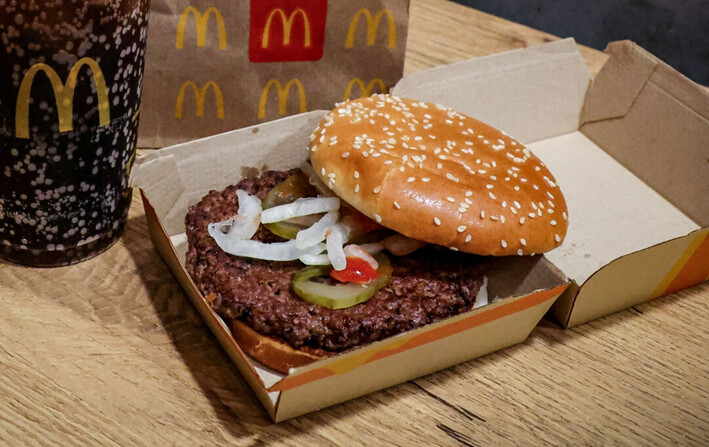 Una hamburguesa Quarter Pounder de McDonald's y una Coca-Cola, en Nueva York, el 24 de octubre de 2024. (Brendan McDermid/Reuters)