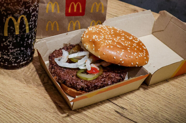 Brote de E. coli está conectado a hamburguesas Quarter Pounder de McDonald’s: Hay 90 casos reportados