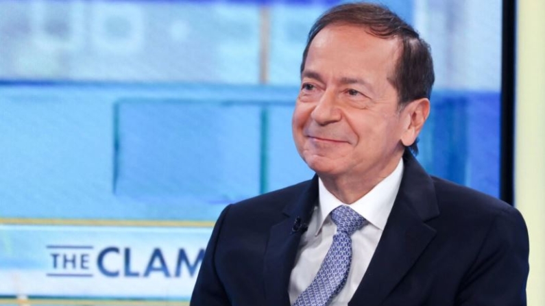 John Paulson en el set de "The Claman Countdown" en los estudios de Fox Business Network en Nueva York el 17 de septiembre de 2024. (Rob Kim/Getty Images)