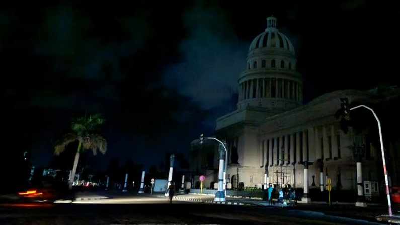 Fotografía del Capitolio a oscuras durante un apagón en La Habana (Cuba). Imagen de archivo. EFE/ Ernesto Mastrascusa