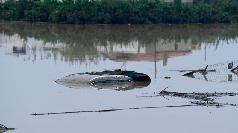 El techo de un automóvil sumergido en el agua después de las inundaciones se muestra en Picanya, cerca de Valencia, este de España, el 30 de octubre de 2024. Las inundaciones provocadas por las lluvias torrenciales en la región de Valencia (Photo by JOSE JORDAN/AFP via Getty Images)