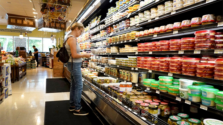 Una compradora se abre paso en una tienda de comestibles en Miami, Florida, el 12 de julio de 2023. (Joe Raedle/Getty Images)