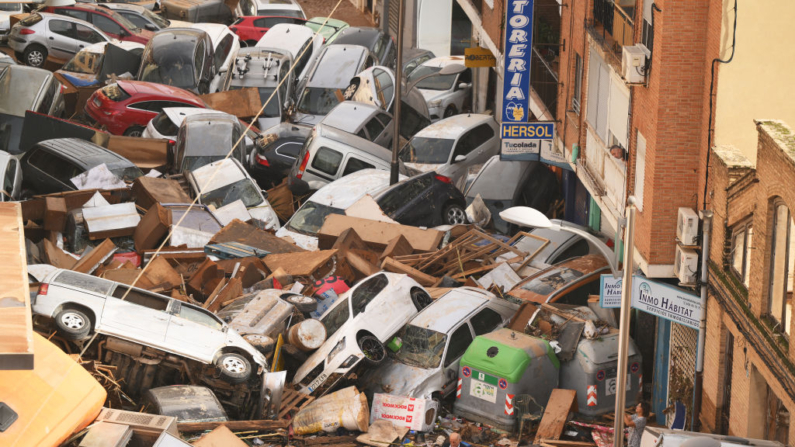 Los autos se amontonan en la calle con otros escombros después de que las inundaciones repentinas afectaran la región el 30 de octubre de 2024 en el área de Sedaví en Valencia, España. (Photo by David Ramos/Getty Images)