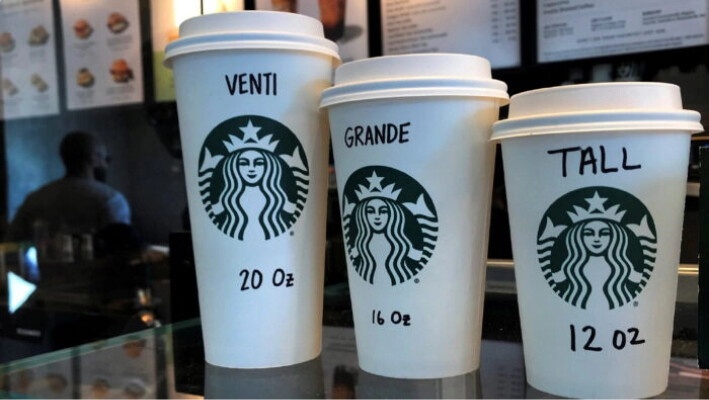 Vasos de Starbucks en un mostrador en el barrio de Manhattan de Nueva York el 16 de febrero de 2022. (Carlo Allegri/Reuters).
