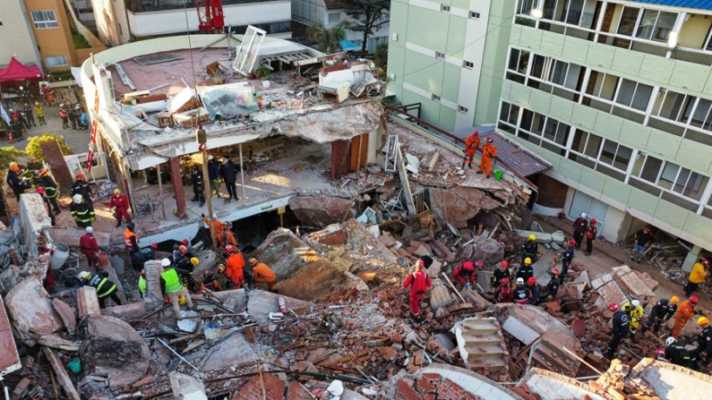 Fotografía aérea que muestra integrantes de los bomberos y grupos de rescate trabajando en la búsqueda de personas entre los escombros del edificio Aparthotel Dubrovnik, en el municipio de Villa Gesell, provincia de Buenos Aires (Argentina). EFE/ STR