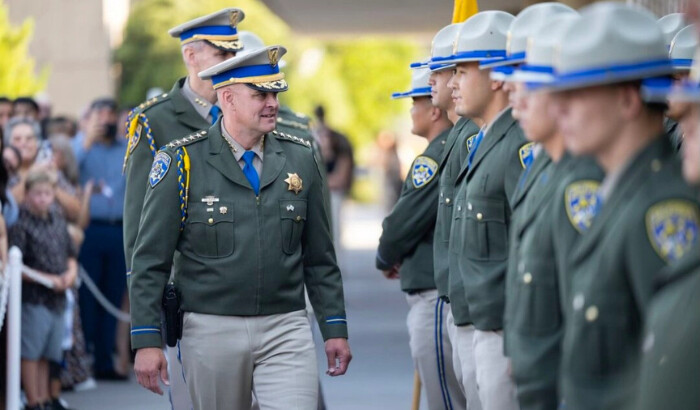 La Patrulla de Caminos de California (CHP) juramentando a los nuevos graduados durante una ceremonia en la Academia CHP de West Sacramento en Sacramento, California, el 13 de julio de 2024. (Cortesía de la Patrulla de Caminos de California)