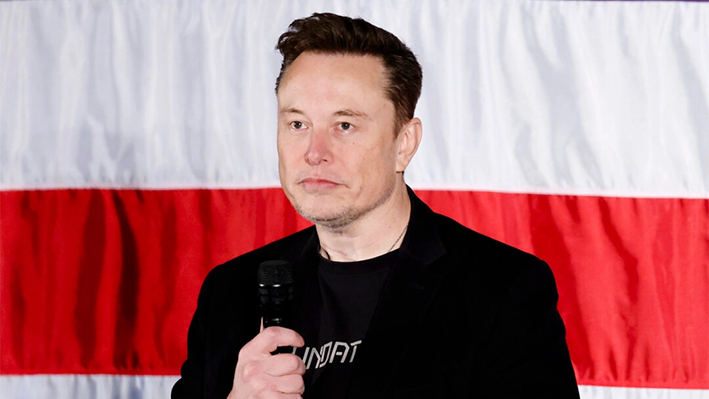 El fundador de SpaceX y Tesla, Elon Musk, participa en una reunión al estilo del foro ciudadano en la escuela secundaria Ridley en Folsom, Pensilvania, el 17 de octubre de 2024. (Anna Moneymaker/Getty Image)