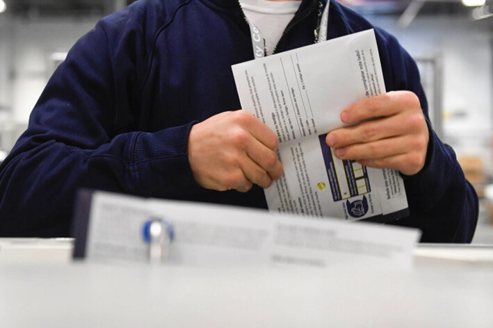 Trabajadores electorales demuestran cómo se reciben, procesan, escanean y almacenan las papeletas el día de las elecciones, en el almacén electoral de Filadelfia, en Filadelfia, el 25 de octubre de 2024. (Matthew Hatcher/Getty Images)