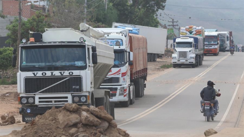 Fotografía del 30 de octubre de 2024 en donde decenas de camiones permanecen estacionados debido a un bloqueo de carreteras en Mairana, Santa Cruz (Bolivia). EFE/Juan Carlos Torrejón