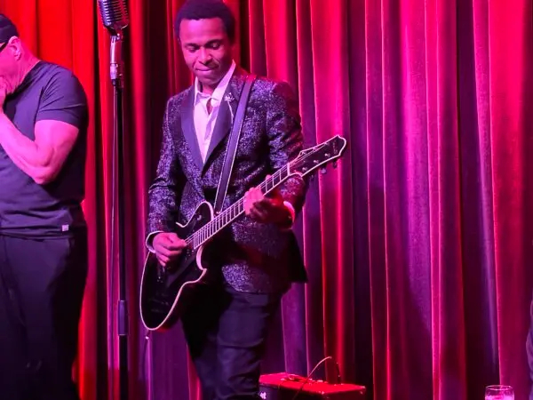 El guitarrista de jazz-blues Solomon Hicks actúa en el evento "Meet a Trump Supporter" en Manhattan, Nueva York, el 29 de octubre de 2024. (Juliette Fairley/The Epoch Times)