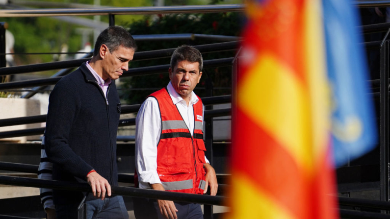 El presidente español, Pedro Sánchez (i), llega para presidir una reunión del comité de crisis del gobierno junto al presidente regional de Valencia, Carlos Mazón, en L'Eliana el 31 de octubre de 2024. (Manaure Quintero/AFP vía Getty Images)