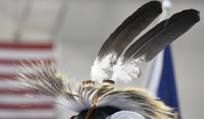 Plumas de águila adornan un tocado durante un powwow en Montana, el 6 de abril de 2024. (Matthew Brown/AP Foto)