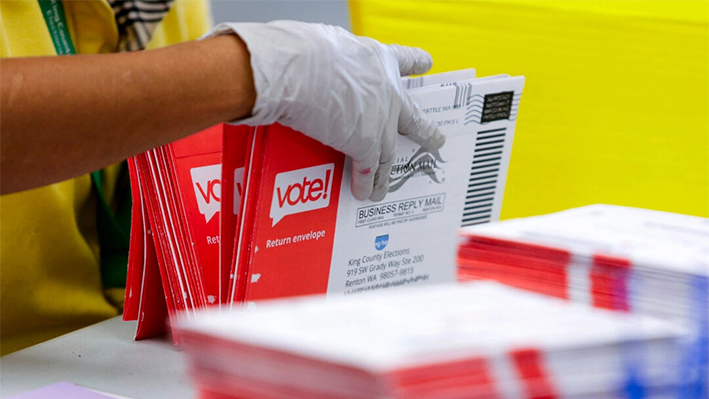 Un trabajador electoral abre sobres con boletas de voto por correo en una foto de archivo. (Jason Redmond/AFP vía Getty Images)