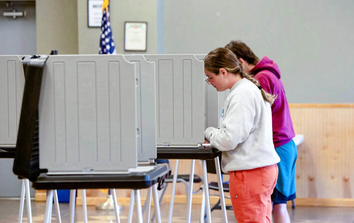 Los votantes acuden a las urnas en Spruce Pine, Carolina del Norte, el 21 de octubre de 2024. (Bobby Sanchez/The Epoch Times)