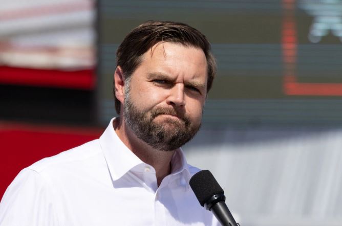 El candidato republicano a la vicepresidencia, el senador JD Vance (R-Ohio), habla en Tucson, Arizona, el 9 de octubre de 2024. (John Fredricks/The Epoch Times)