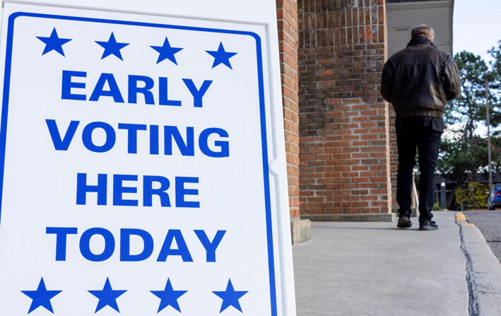 Los votantes acuden a las urnas en las afueras de Farmington, Michigan, el 26 de octubre de 2024. (John Fredricks/The Epoch Times)