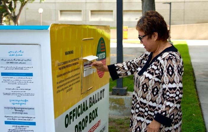 Una votante deposita su papeleta en un buzón de recogida de papeletas de voto en el Registro Civil del condado de Los Ángeles en Norwalk, California, el 7 de octubre de 2024. (Sophie Li/The Epoch Times)