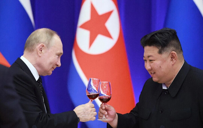 En esta fotografía compartida por la agencia estatal rusa Sputnik, el presidente ruso Vladimir Putin y el líder norcoreano Kim Jong Un brindan durante una recepción en la Casa de Recepción Mongnangwan, en Pyongyang, el 19 de junio de 2024. (Vladimir Smirnov /POOL/AFP vía Getty Images)