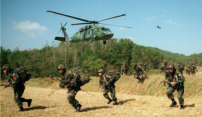 Las fuerzas especiales surcoreanas utilizan helicópteros UH-60 para realizar una maniobra de búsqueda con el fin de capturar a un agente norcoreano atrincherado en la zona, el 25 de octubre de 2024. (Kim Jae-Hwan /AFP vía Getty Images)