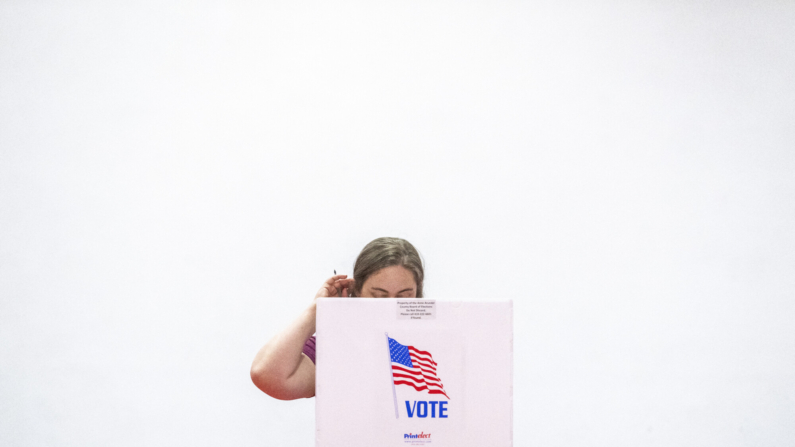 Una mujer emite su voto durante las elecciones primarias del estado de Maryland en una estación de votación en Annapolis, Maryland, el 14 de mayo de 2024. (JIM WATSON/AFP via Getty Images)