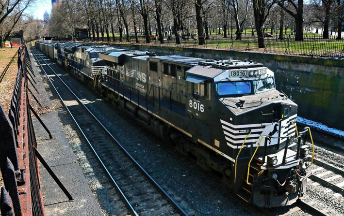 Un tren de carga de Norfolk Southern avanza por el centro de Pittsburgh, el 26 de marzo de 2018. (AP Photo/Gene J. Puskar, Archivo)