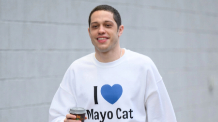 Pete Davidson está casi libre de tatuajes después de 3 años de procedimientos de eliminación