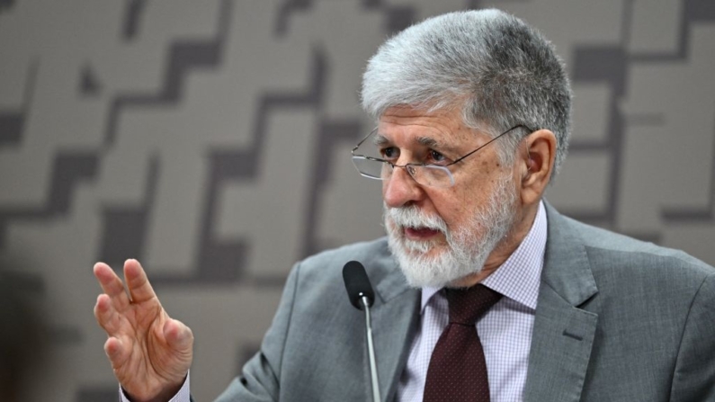 El embajador brasileño y asesor especial del presidente Celso Amorim habla durante su testimonio ante la Comisión de Relaciones Exteriores del Senado en Brasilia, Brasil, el 15 de agosto de 2024. (Evaristo Sa/AFP vía Getty Images)