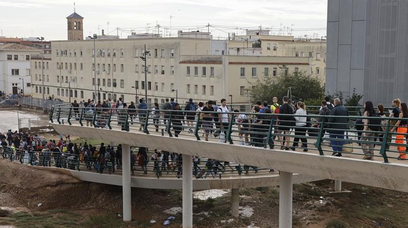 Miles de personas se desplazan desde Valencia a La Torre para ayudar a los afectados por las inundaciones causadas por la DANA, este viernes. EFE/Ana Escobar