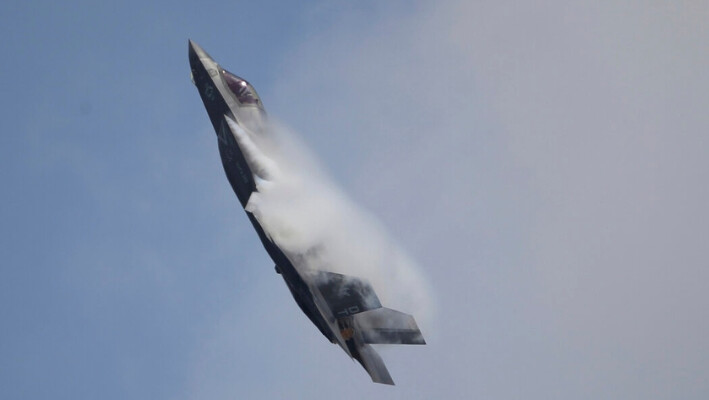 Un F-35B Lightning II del Cuerpo de Marines de EE.UU. participa en una exhibición aérea durante el Singapore Airshow 2022 en el Centro de Exposiciones Changi de Singapur, el 15 de febrero de 2022. (Suhaimi Abdullah/Foto AP).