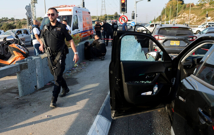 Las fuerzas de seguridad israelíes consuelan a una mujer tras un ataque con cohetes desde el Líbano cerca de Kiryat Ata, en el distrito de Haifa, Líbano, el 31 de octubre de 2024. (Ahmad Gharabli/AFP vía Getty Images)