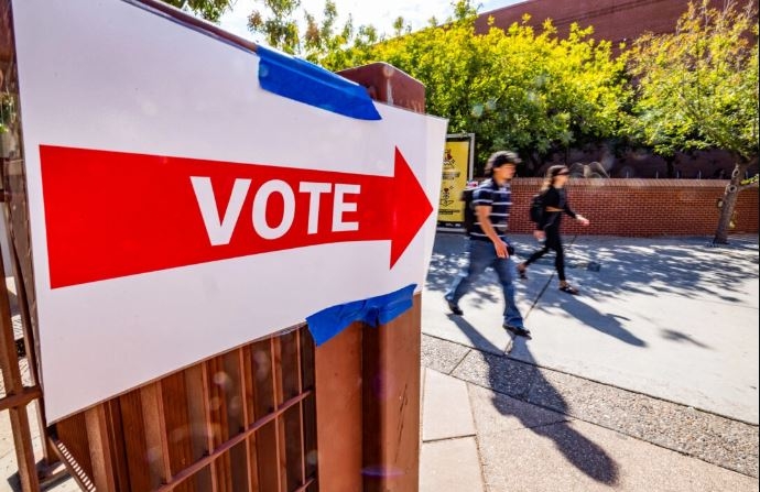 Votantes se preparan para emitir su voto anticipado en Tempe, Arizona, el 10 de octubre de 2024. (John Fredricks/The Epoch Times)