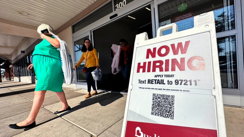 Cartel de contratación en una tienda de Vernon Hills, Illinois, el 31 de agosto de 2023. (Nam Y. Huh/Foto AP)