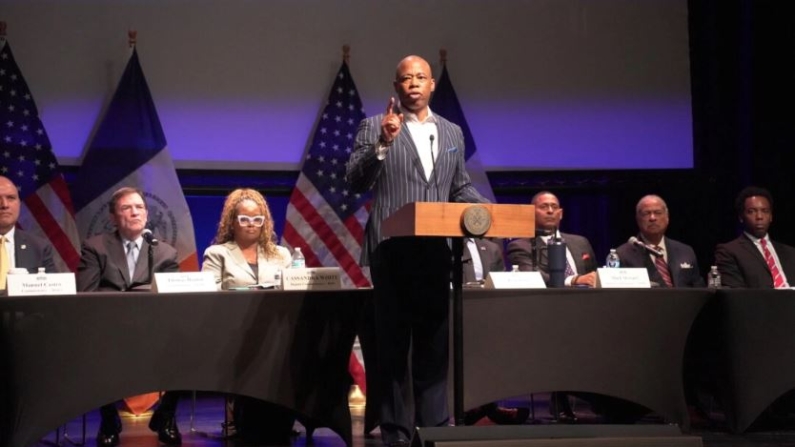 Eric Adams, alcalde de la ciudad de Nueva York, habla en el Evento de la Gira Multirreligiosa de los Cinco Distritos en el Centro Schomburg para la Investigación de la Cultura Negra el 30 de octubre de 2024. (Oliver Mantyk/The Epoch Times)