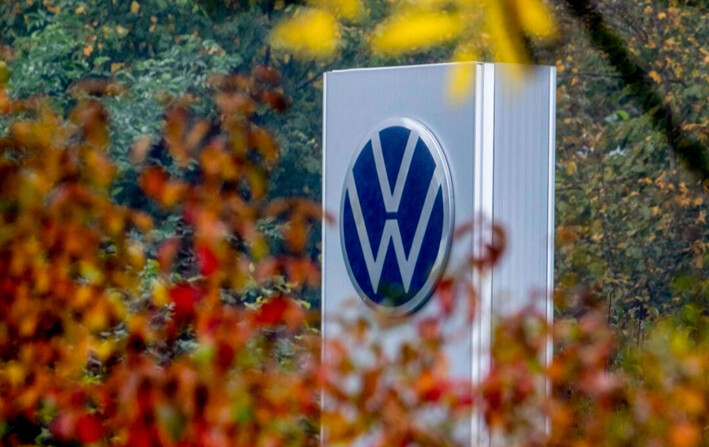 El logotipo de Volkswagen de un concesionario de automóviles en Neu-Anspach, cerca de Frankfurt, Alemania, el 30 de octubre de 2024. (Michael Probst/AP Photo)