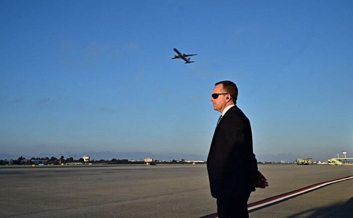 Un agente del Servicio Secreto se encuentra en la pista mientras el Air Force Two con la vicepresidenta Kamala Harris a bordo sale del Aeropuerto Internacional de Los Ángeles, en Los Ángeles, el 29 de septiembre de 2024. (Frederic J. Brown/AFP vía Getty Images)