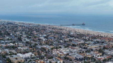 Corte da la razón a California y desestima demanda de Huntington Beach sobre mandatos de vivienda