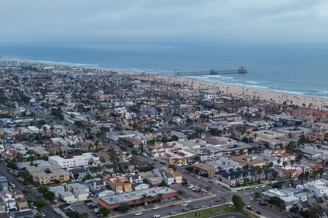 Corte da la razón a California y desestima demanda de Huntington Beach sobre mandatos de vivienda