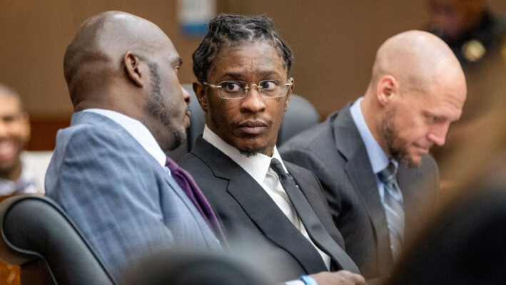 Young Thug (C), cuyo verdadero nombre es Jeffery Williams, comparece en una vista en Atlanta el 22 de diciembre de 2022. (Arvin Temkar/Atlanta Journal-Constitution vía AP).