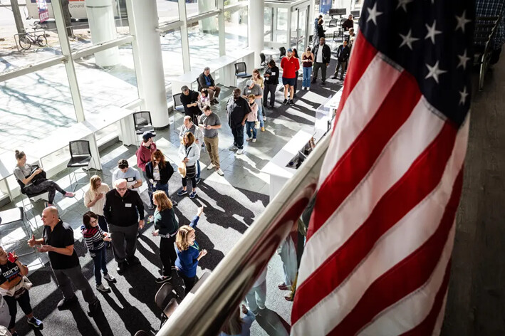 Votantes hacen cola para depositar su voto el primer día de votación anticipada en el Centro Gubernamental de Stamford, en Stamford, Connecticut, el 21 de octubre de 2024. (John Moore/Getty Images)