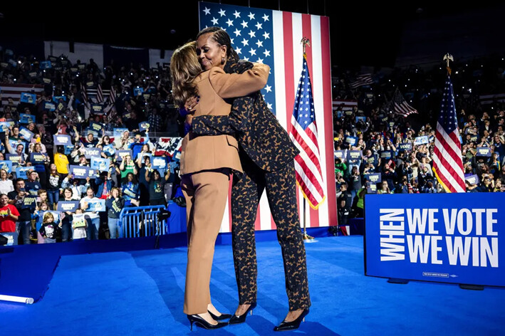 La candidata demócrata a la presidencia, la vicepresidenta Kamala Harris, y la exprimera dama Michelle Obama se abrazan mientras hacen campaña juntas en Kalamazoo, Michigan, el 26 de octubre de 2024. (Brendan Smialowski/AFP vía Getty Images)