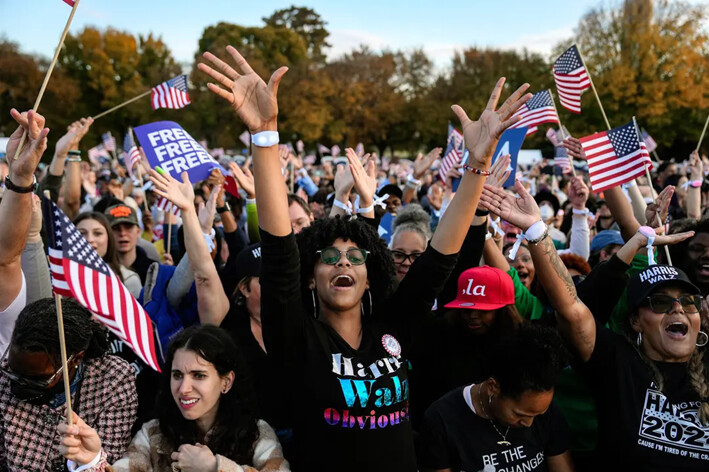 Simpatizantes esperan el inicio de un mitin de campaña de la vicepresidenta Kamala Harris en la Elipse de Washington, el 29 de octubre de 2024. (Kent Nishimura/Getty Images)