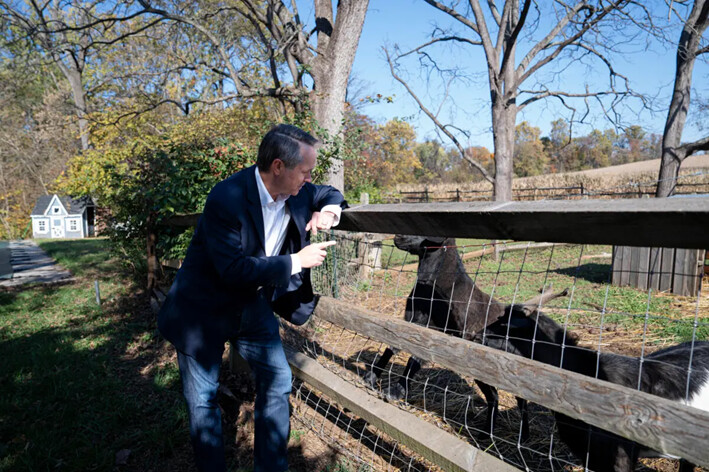 John Hart, nuevo director general de Open the Books, con sus cabras en Knoxville, Maryland, el 29 de octubre de 2024. (Madalina Vasiliu/The Epoch Times)