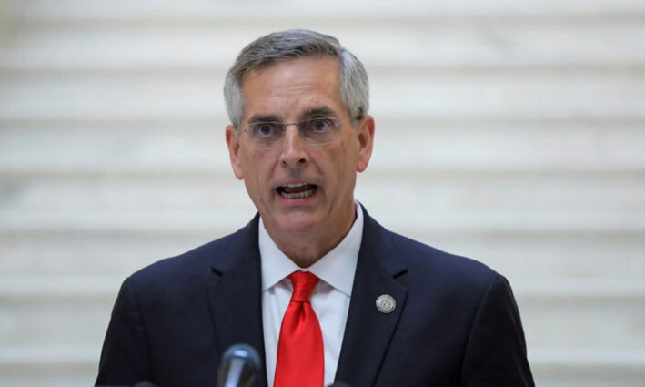 El secretario de Estado de Georgia, Brad Raffensperger, habla en una conferencia de prensa en el Capitolio estatal en Atlanta, el 6 de noviembre de 2020. (Dustin Chambers/Reuters)