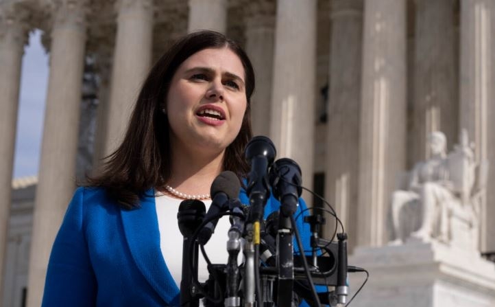 La secretaria de Estado de Colorado, Jena Griswold, habla ante el Tribunal Supremo de EE UU en Washington el 8 de febrero de 2024. (Manuel Balce Ceneta/Foto AP)