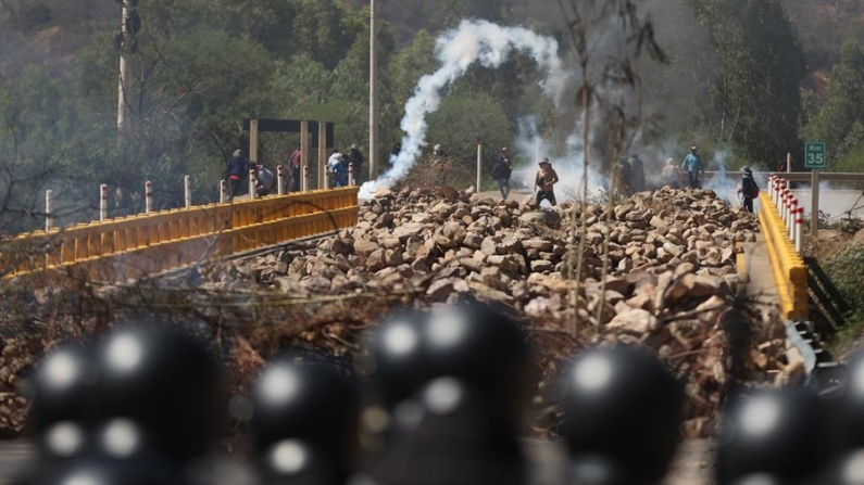 Simpatizantes del expresidente de Bolivia, Evo Morales (2006-2019), se enfrentan con integrantes de la Policía Boliviana el 1 de noviembre de 2024, en Parotani (Bolivia). EFE/ Luis Gandarillas