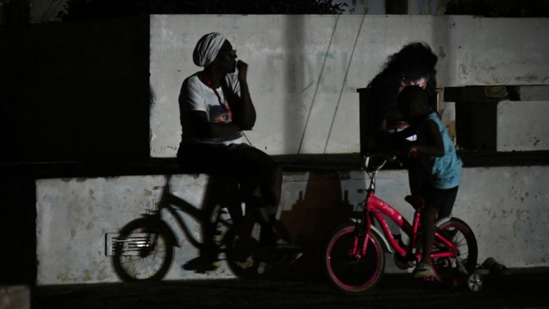 La gente espera en la calle durante un apagón nacional en La Habana (Cuba) el 20 de octubre de 2024. (Yamil Lage/AFP vía Getty Images)