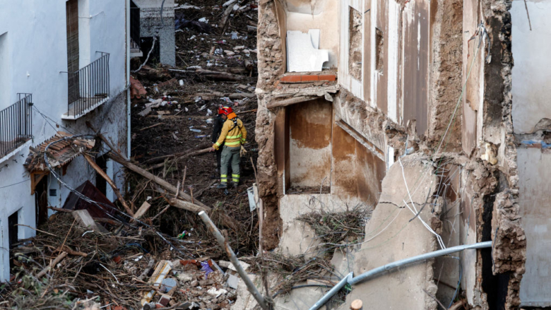 Los miembros de los servicios de emergencia trabajan en una calle devastada el 30 de octubre de 2024 después de que las inundaciones repentinas asolaran la ciudad de Letur, al suroeste de Valencia, en el este de España. (Oscar Del Pozo/ AFP vía Getty Images)