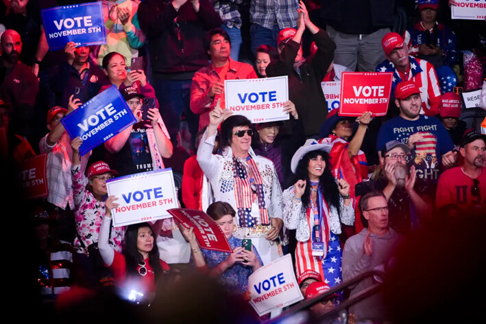 Asistentes a un mitin de campaña del candidato presidencial republicano, el expresidente Donald Trump, en un Lee's Family Forum en Henderson, Nevada, el 31 de octubre de 2024. (Jacob Kepler para The Epoch Times)